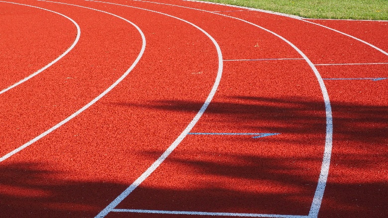 Foto eines Laufstreifens auf einem Sportplatz